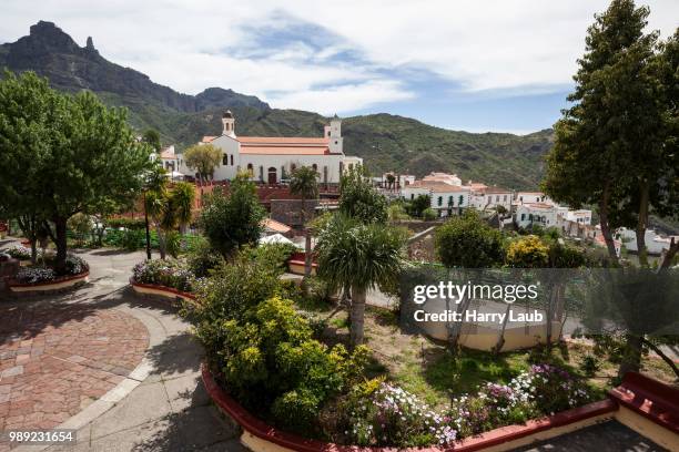 tejeda townscape, small park and church, gran canaria, canary islands, spain - tejeda canary islands fotografías e imágenes de stock