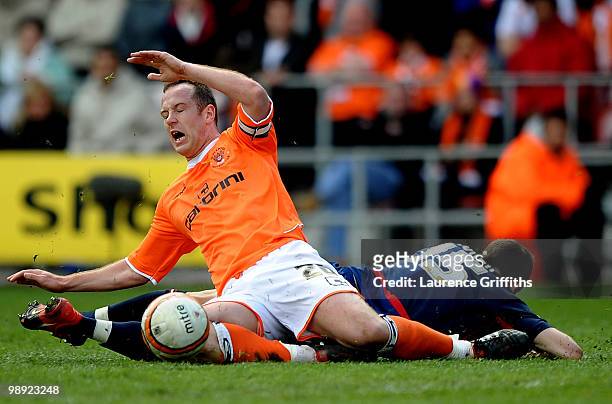 Charlie Adam of Blackpool battles with Chris Cohen of Nottingham Forest during the Coca-Cola Championship Playoff Semi Final 1st Leg match at...