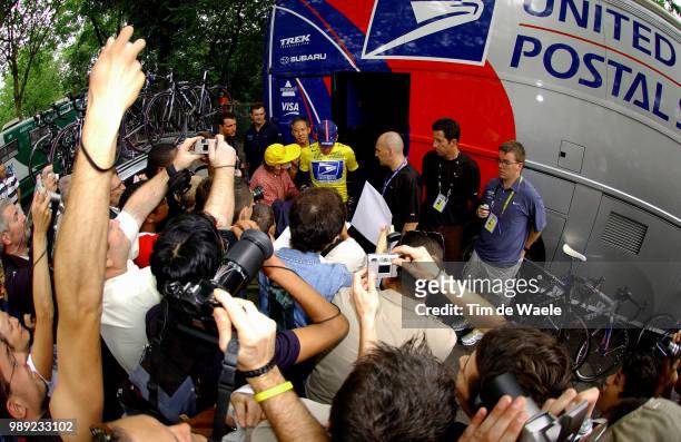Tour De France 2004 Armstrong Lance Yellow Jersey Maillot Jaune Gele Trui, Borlee Serge Bodygard, Garde De Corps Lijfwacht, Crowds Public Publiek...