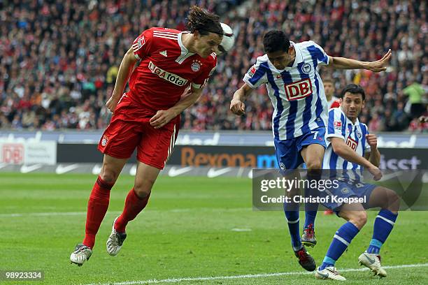 Daniel van Buyten of Bayern and Cicero of Berlin go up for a header during the Bundesliga match between Hertha BSC Berlin and FC Bayern Muenchen at...