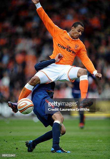 Campbell of Blackpool battles with James Perch of Nottingham Forest during the Coca-Cola Championship Playoff Semi Final 1st Leg match at Bloomfield...