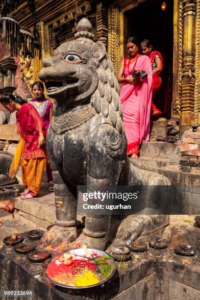 nepalese vrouwen bekleed met rode traditionele kleding in de tempel. - changu narayan tempel stockfoto's en -beelden