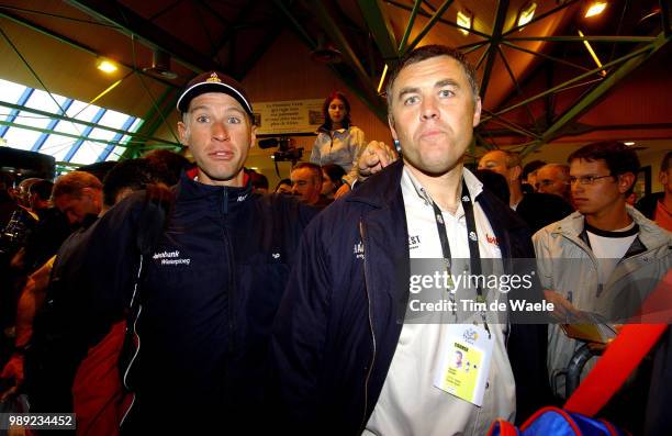 Tour De France 2004 Wauters Marc , Redant Hendrik Sportsdirectortransfer Avion, Deplacement Air Plain Vliegtuigstage Etape Rit 8 : Lamballe -...