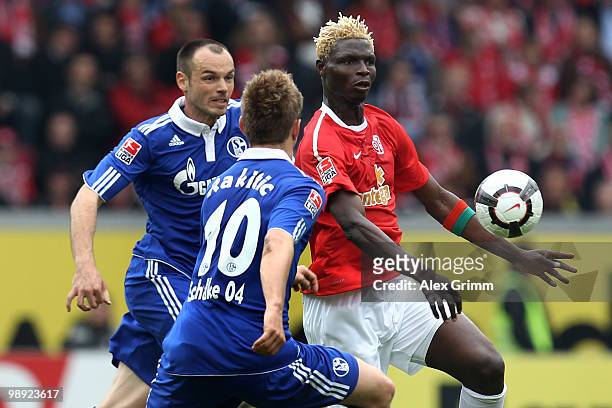 Aristide Bance of Mainz is challenged by Ivan Rakitic and Heiko Westermann of Schalke during the Bundesliga match between FSV Mainz 05 and FC Schalke...