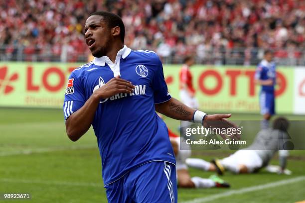 Jefferson Farfan of Schalke reacts after hitting the goal post during the Bundesliga match between FSV Mainz 05 and FC Schalke 04 at the Bruchweg...