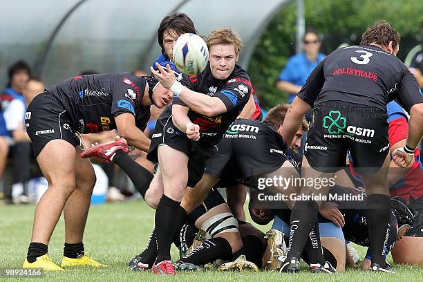 Roger Kirkwood of I Cavalieri Prato passes the ball during the Campionato Eccellenza Super 10 match between I Cavalieri Prato and Fermi-CZ Rovigo at...