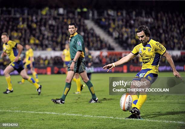 Clermont's French scrum-half Morgan Parra hits a penalty kick during their French Top 14 rugby union match Clermont vs. Racing Metro at the Marcel...