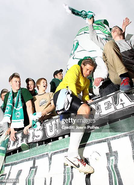 Goalkeeper Tim Wiese of Bremen celebrates with the fans after the Bundesliga match between SV Werder Bremen and Hamburger SV at Weser Stadium on May...