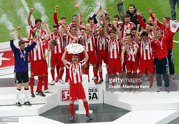 Mark van Bommel of Muenchen lifts the championship trophy and celebrates with his team after the Bundesliga match between Hertha BSC Berlin and FC...