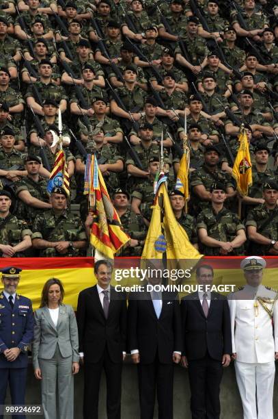 Spanish Prime Minister Jose Luis Rodriguez Zapatero and US Vice-President Joe Biden pose for a group picture during their visit to the Paratroopers...
