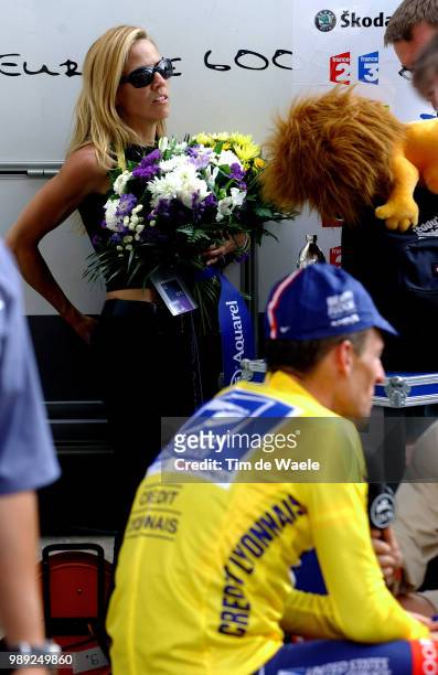 Tour De France 2004 Crow Sheryl Artist Singer Zanger Chanteuse, Armstrong Lance Yellow Jersey Maillot Jaune Gele Truistage Etape Rit 15 : Valreas -...