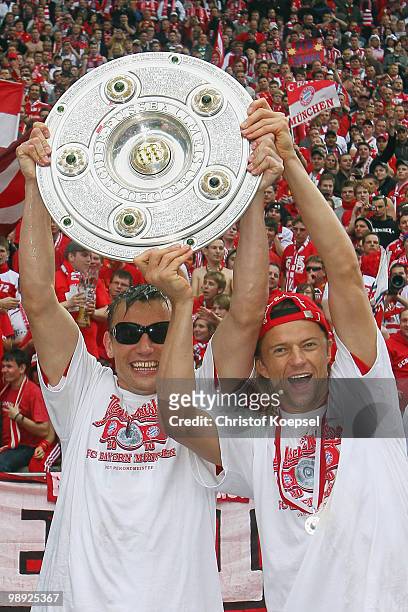 Ivica Olic and Anatoliy Tymoshchuk of Bayern present the German championship trophy after winning 3-1- the Bundesliga match between Hertha BSC Berlin...
