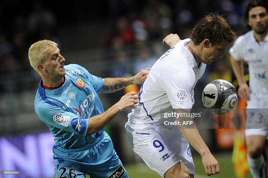 Lens' French midfielder Yohan Demont (L)