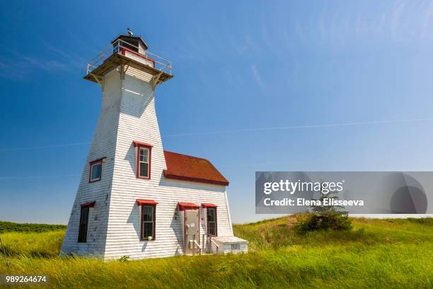 new london range rear lighthouse, pei - red beacon stock pictures, royalty-free photos & images