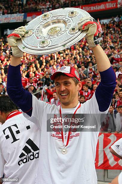 Hans-Joerg Butt of Bayern presents the German Championship trophy after winning 3-1 the Bundesliga match between Hertha BSC Berlin and FC Bayern...