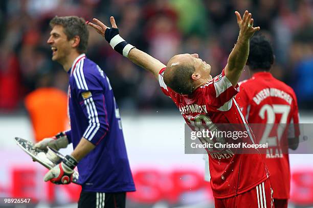 Joerg Butt and Arjen Robben celebrate winning the German Champions trophy after winning 3-1 the Bundesliga match between Hertha BSC Berlin and FC...
