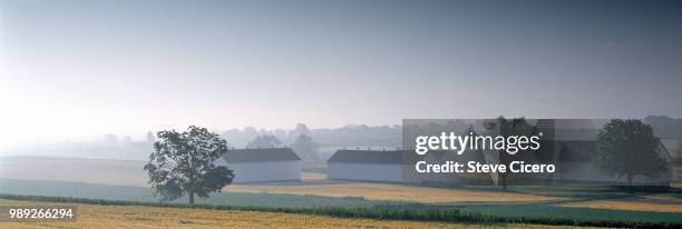 panoramic barns in morning mist - lancaster county pennsylvania fotografías e imágenes de stock