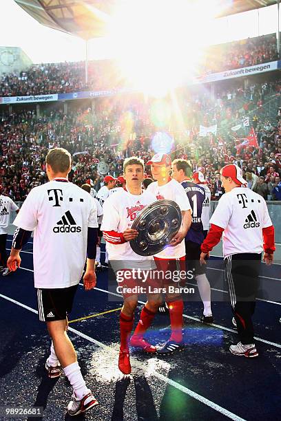 Thomas Mueller of Muenchen celebrates with the trophy during the Bundesliga match between Hertha BSC Berlin and FC Bayern Muenchen at Olympic Stadium...