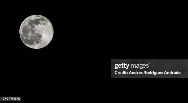 luna llena de medellin - luna llena stockfoto's en -beelden