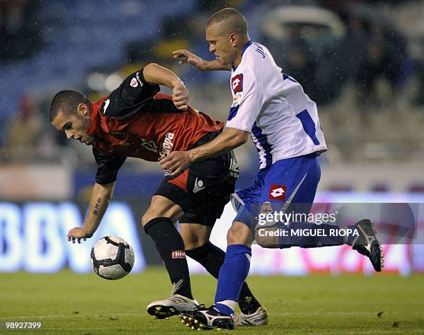 Mallorca's forward Aritz Aduriz vies with Deportivo Coruna's Brazilian midfielder Juca during their Spanish first league football match at the Riazor...