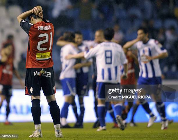 Mallorca's forward Aritz Aduriz reacts as Deportivo Coruna's players celebrate a goal during their Spanish first league football match at the Riazor...