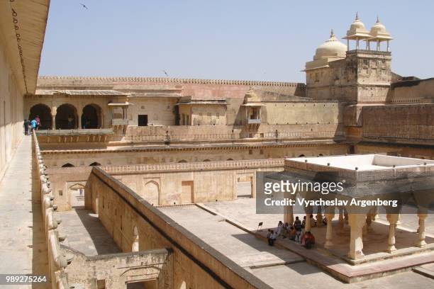 aber fort inner courtyard, beautiful mix of rajputana hindu and mughal islamic style of architecture, rajasthan, india - argenberg fotografías e imágenes de stock