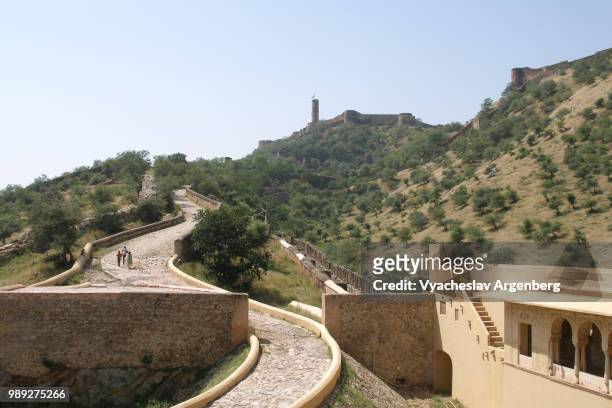 amer fort, located high on a hill some 10 km from jaipur, the capital of rajasthan, india - argenberg stock-fotos und bilder