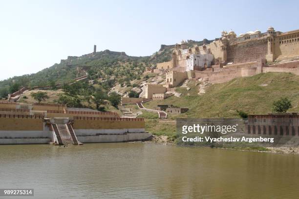 amer fort and maota lake, located high on a hill some 10 km from jaipur, the capital of rajasthan, india - argenberg stock-fotos und bilder
