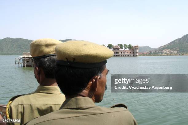 man sagar lake in jaipur, rajasthan, india - argenberg fotografías e imágenes de stock