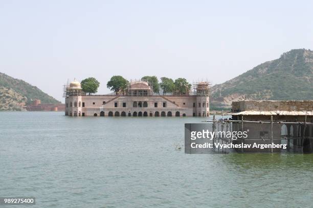 jal mahal ("water palace"), in the middle of the man sagar lake in jaipur, rajasthan, india - argenberg stock-fotos und bilder