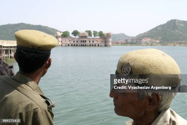 jal mahal ("water palace"), man sagar lake in jaipur, rajasthan, india - argenberg stock-fotos und bilder