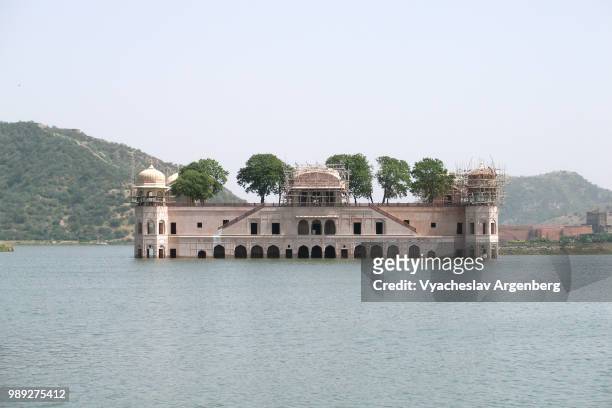 jal mahal ("water palace"), man sagar lake in jaipur, rajasthan, india - argenberg stockfoto's en -beelden