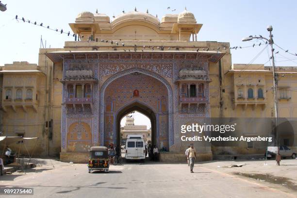 entrance arch to city palace of jaipur, india - argenberg stock-fotos und bilder