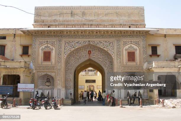 city palace of jaipur, entrance arch, rajasthan, india - argenberg stockfoto's en -beelden