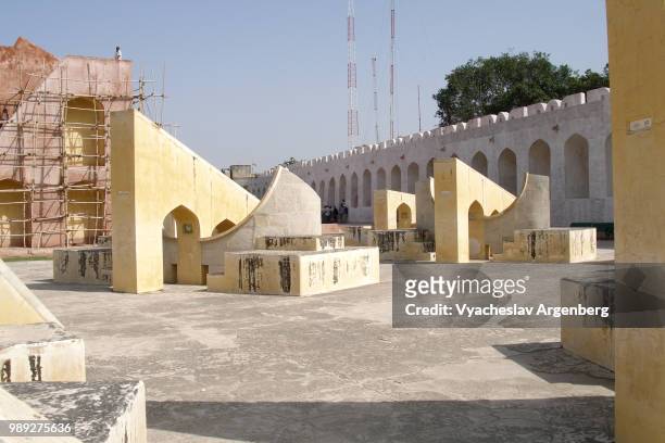 jantar mantar observatory, jaipur, a collection of architectural astronomical instruments built by the rajput king sawai jai singh ii in 1734 - argenberg stockfoto's en -beelden