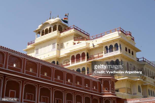 chandra mahal or chandra niwas, the most commanding building in the city palace of jaipur, india - argenberg stock-fotos und bilder