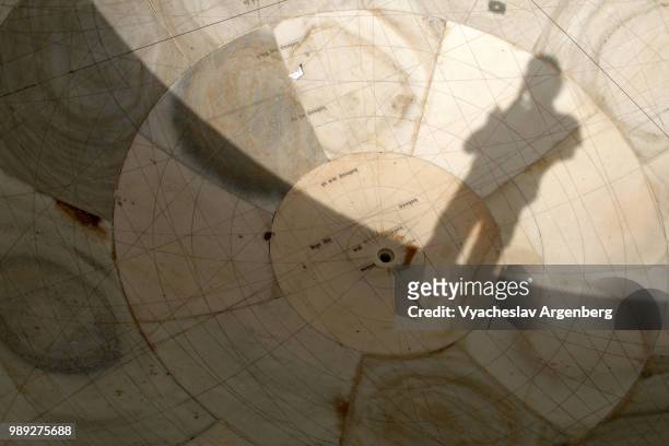 medieval jantar mantar astronomical observatory sundial, jaipur, india - argenberg stock-fotos und bilder