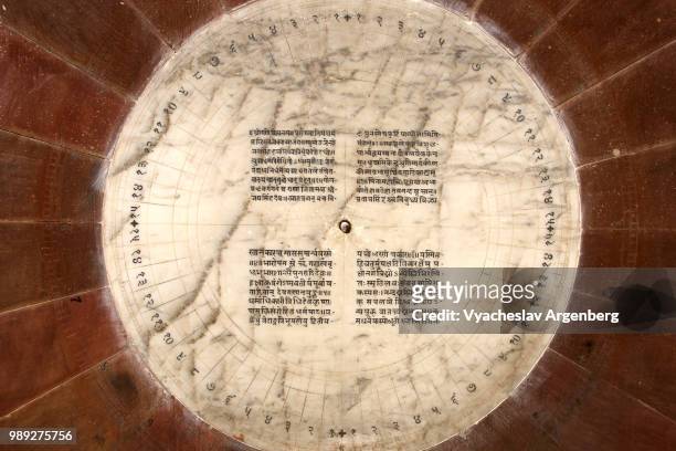 jantar mantar astronomical observatory sundial, ancient scriptures, jaipur, india - argenberg stockfoto's en -beelden