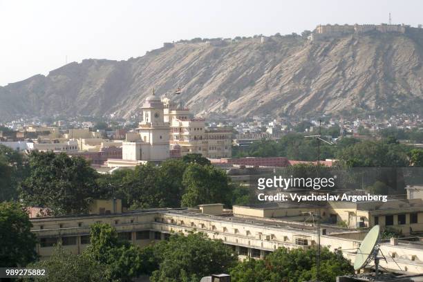 jaipur hills to the northwest of jaipur, india - argenberg stock-fotos und bilder