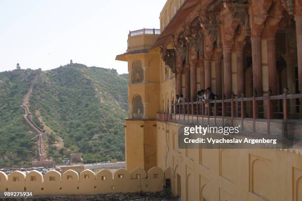 amber fort sandstone walls, jaipur, rajasthan, india - argenberg stockfoto's en -beelden