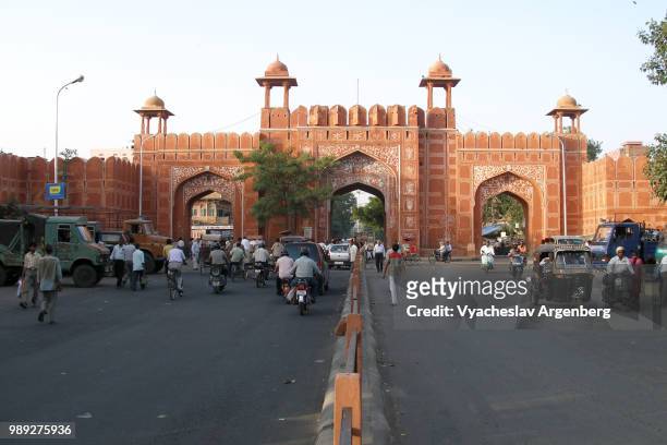 downtown jaipur and one of three city gates, rajasthan, india - argenberg stock-fotos und bilder