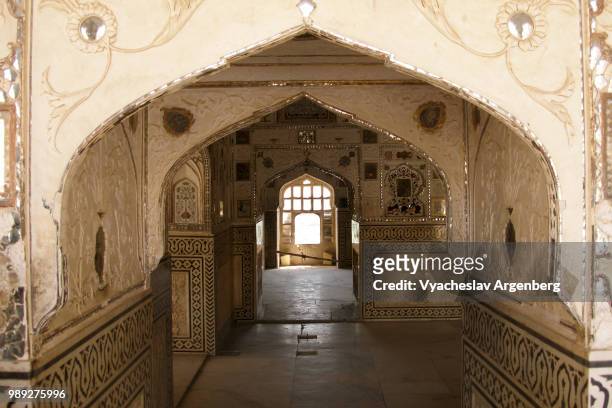 architectural arch in sheesh mahal (mirror palace) of amer fort, rajasthan, india - argenberg stock-fotos und bilder