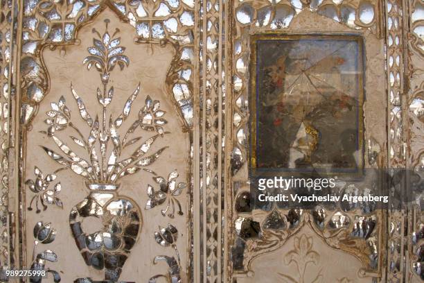 embossed silver artwork in sheesh mahal (mirror palace) of amer fort, rajasthan, india - argenberg stock-fotos und bilder