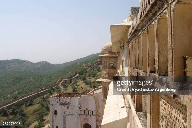 amer fort sandstone walls, hindu and mughal architecture, rajasthan, india - argenberg stock-fotos und bilder