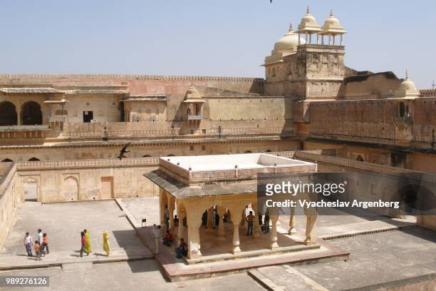 amber fort inner courtyard, beautiful mix of rajputana hindu and mughal islamic style of architecture, rajasthan, india - argenberg fotografías e imágenes de stock