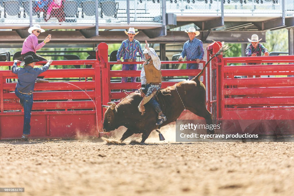 Toro caballo Utah vaqueros Western al aire libre y Rodeo estampida rodeo montando caballos pastoreando ganado iStock Photoshoot