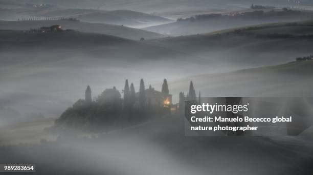 belvedere tuscany - kleiner hügel stock-fotos und bilder