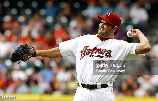 First baseman Lance Berkman of the Houston throws infield practice in the 3rd inning during a game against the San Diego Padres at Minute Maid Park>...