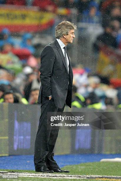 Head coach Manuel Pellegrini of Real Madrid folows his players during the La Liga match between Real Madrid and Athletic Bilbao at the Estadio...