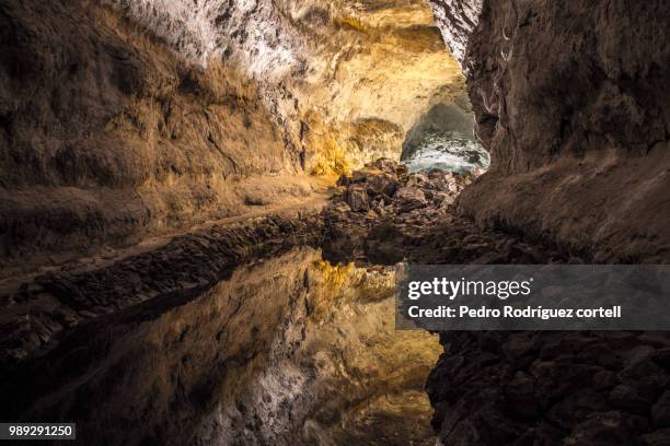 cueva de los verdes - cueva stockfoto's en -beelden